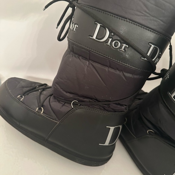 Dior snow boots has a little paint on one side size 8 - Picture 4 of 10